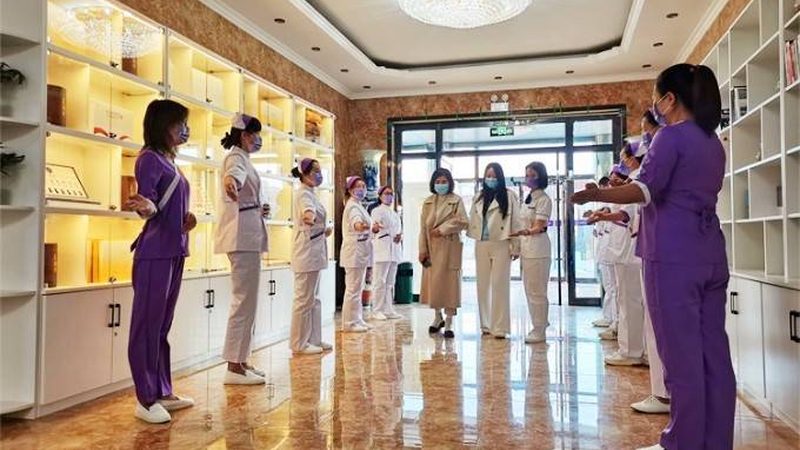 小标题：月嫂的职责与重要性
