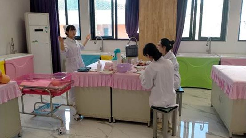 月嫂日常：呵护新生儿的细心呵护之道**